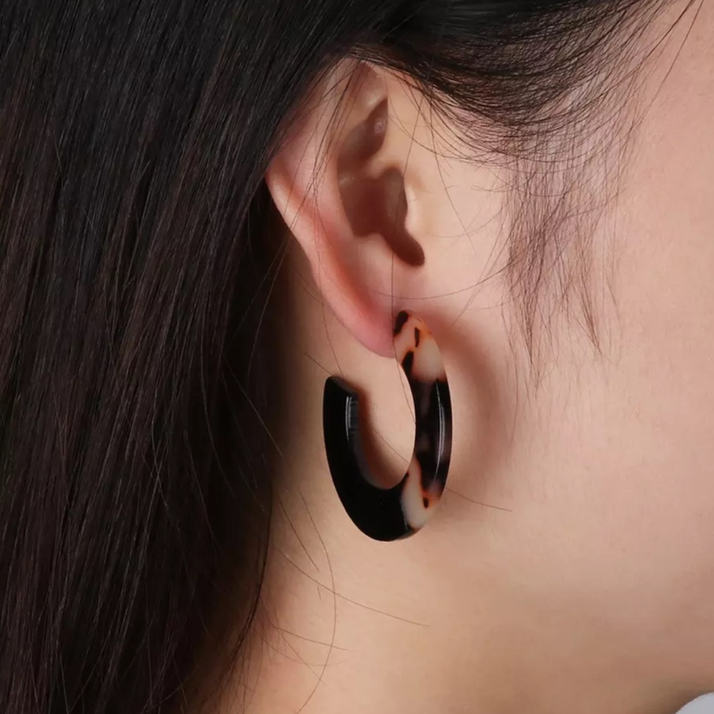 The Ellen - Two Toned Resin Tortoise Earrings - Picture 4 of 4